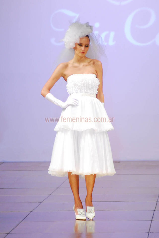 Vestido de novia corto strapless falda capas Iaia Cano